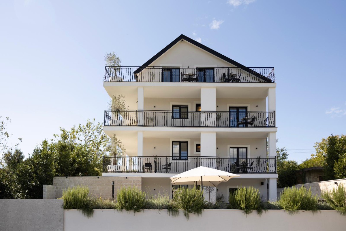 Jednosoban stan sa velikom terasom u kompleksu sa bazenom i parkingom, Tivat